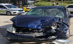 2 otomobil çarpıştı: 3 kişi yaralandı