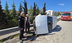 Mucize kurtuluş: Otomobil yan yattı!