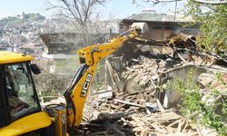 Kastamonu’da çürük bina yıkıldı