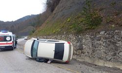 Kastamonu-İnebolu yolunda otomobil devrildi: 2 kişi yaralandı