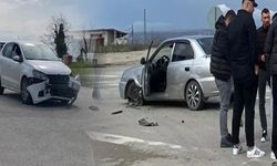 Havalimanı kavşağında iki otomobil çarpıştı!