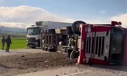 Kastamonu plakalı tomruk yüklü tır devrildi! Sürücü yaralandı