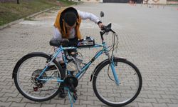 Kastamonu'da bisikleti topladığı malzemelerle mobilete çevirdi