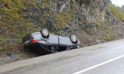 Kastamonu’da kontrolden çıkan araç şarampole devrildi
