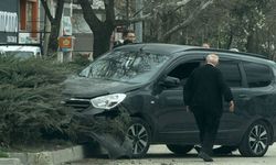 Kastamonu’da korkutan kaza: Otomobil orta refüje çıktı