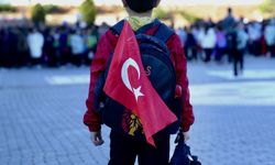 Kastamonu'da okullara Türk bayraklarıyla geldiler!