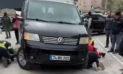 Kavşakta korkutan kaza: Minibüsün altında kalan kadın güçlükle kurtarıldı