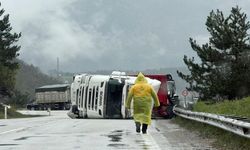 Yağış kaza yaptırdı: Kömür yüklü tır devrildi