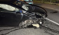 Köprüde feci kaza: Otomobil hurdaya döndü, 3 kişi yaralandı