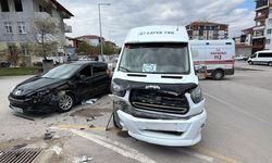 Öğrenci servisi ile otomobil çarpıştı: Feci kazada 10 öğrenci yaralandı