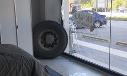 Seyir halindeki kamyondan koptu, mağazaya daldı