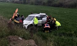 Sinop-Kastamonu kara yolunda tarlaya devrilen otomobildeki 3 kişi yaralandı