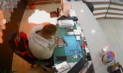 Şişen batarya tehlike saçtı! Bir anda bomba gibi patladı: Alev aldı!