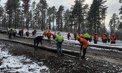 Taşköprü'de ormancılar kar altında sahada
