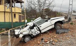 Otomobil elektrik direğine çarptı: Otomobil hurdaya döndü