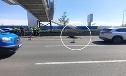 Üst geçitten düşen işçiyi otomobil ezdi: Feci şekilde can verdi!