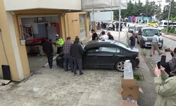 Fren yerine gaza bastı,dükkana daldı!