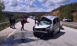 Bariyerlere çarpan araçta can pazarı: 6 kişi yaralandı