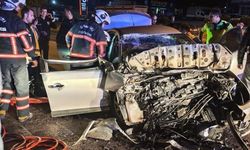 Gece yarısı feci kaza: Otomobil kamyona çarptı, 1 ölü 1 yaralı