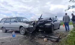 Kavşakta can pazarı! İki otomobil hurdaya döndü
