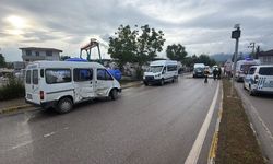 Yolda korkunç anlar! İki minibüs çarpıştı, çok sayıda yaralı var