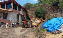 Facianın eşiğinden dönüldü: Kaya parçaları ev ve traktörün üzerine düştü