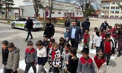 Kastamonu’da kaymakam trafik uygulamasına katıldı: Öğrenciler için talimat verdi