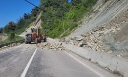 Son Dakika! İnebolu yolunda heyelan: Yol kapandı