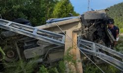İnebolu’da korkutan kaza! Elektrik direğine çarpan araç devrildi