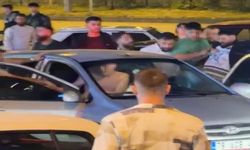 Şiddet kamerada: Otomobil içinde iki kişi darp edildi