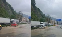 Kastamonu’da cadde yine sular altında: Sürücüler zor anlar yaşadı