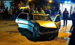 Kastamonu’da korkunç kaza: otomobil elektrik direğine çarptı, 4 yaralı
