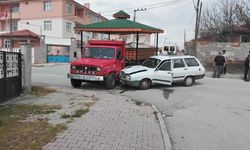 Kavşakta feci kaza: Otomobil sürücüsü hayatını kaybetti