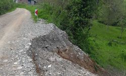 Komşuda korkutan anlar: Yağmurla birlikte yol yine çöktü
