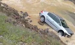 Otomobil dereye uçtu: Sürücü ucuz atlattı