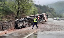 Komşuda korkutan kaza: Kum yüklü kamyon devrildi