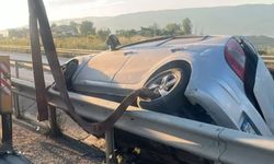 Tosya’da D100’de feci kaza! Araç bariyerlere saplandı