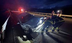 Tosya’da D100’de feci kaza: Otomobil bariyerlere çarptı, 2 yaralı