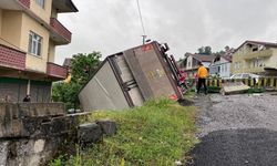 Kaygan yolda korkutan kaza: Kamyonet devrildi!