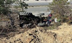 Feci traktör kazası: Sürücü devrilen traktörün altında kaldı