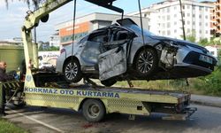 Araç refüje uçtu: Aydınlatma direği ve ağaçlar devrildi, 4 kişi yaralandı