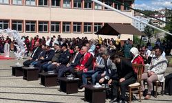 Araç'ta mezuniyet coşkusu: Öğrenciler diplomalarını aldı