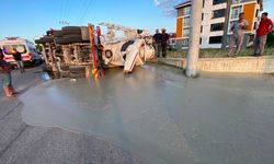 Trafikte korkutan kaza: Beton mikseri yan yattı