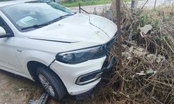 Kastamonu'da ilginç kaza: Otomobil mezarlığa daldı