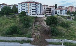 Sağanak yağış sonrası heyelan: Mahallede panik yaşandı