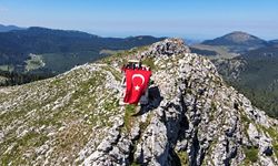 Taşköprü sınırındaki zirvede nefes kesen etkinlik: 1.850 Rakımda dev Türk bayrağı!