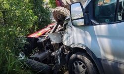 Kastamonu’da feci kaza: Traktör ile minibüs çarpıştı, 1 yaralı