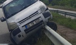 Otomobil bariyerlere çarptı: 4 kişi yaralandı