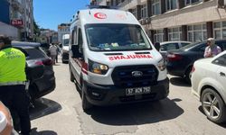 Otomobil kapısı motosikletliyi hastanelik etti
