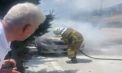 Seyir halindeki otomobil alev aldı..!